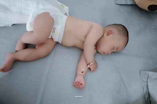 阿克苏宝宝多久会坐